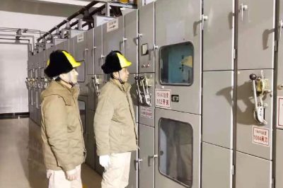 聯(lián)合運(yùn)維、檢修、配網(wǎng)等工作人員對(duì)東關(guān)變10kV東明線進(jìn)行更換CT工作