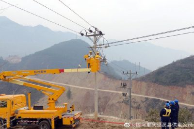 在10千伏鎮(zhèn)弘II回線9號(hào)桿上開(kāi)展帶電搭火作業(yè)