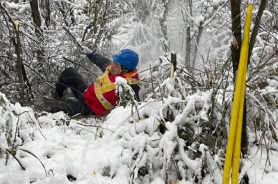 國網重慶綦南供電公司南桐供電所工作人員對10千伏林行線天生橋臺區(qū)開展雪后特巡
