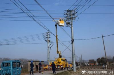 開展雄州變，龍池變，程橋變和長(zhǎng)城變開展帶電安裝護(hù)套工作