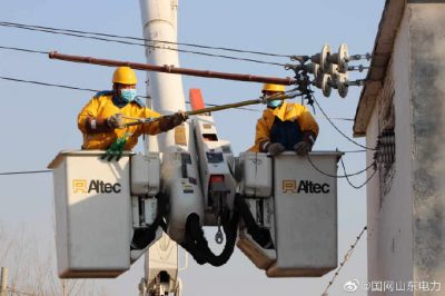 帶電斷接十二廟臺(tái)區(qū)的引流線，更換老化的跌落開關(guān)