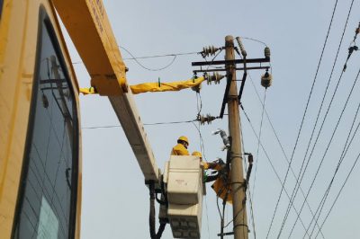 ?帶電作業(yè)人員在10千伏昌山線崇龍服裝廠支線36號(hào)桿處帶電更換跌落式熔斷器