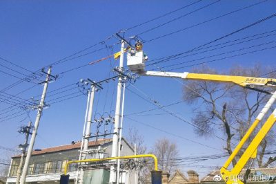 在10千伏柳南線高楊林南支線4號(hào)桿帶電接引線