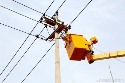 為10千伏邢王線白鶴觀支線17號(hào)桿新上300千伏安春灌配變實(shí)施帶電接火作業(yè)
