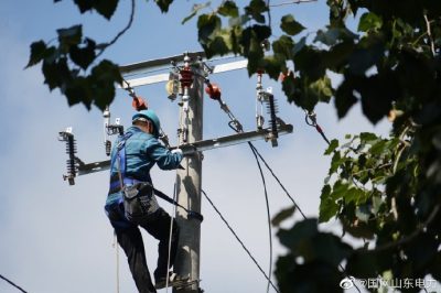 門農(nóng)線化工支線11號(hào)桿進(jìn)行線路遷改工作