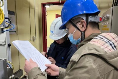 平換流站檢修人員開展閥冷系統(tǒng)初步調(diào)試工作 平換流站檢修人員開展閥冷系統(tǒng)初步調(diào)試工作