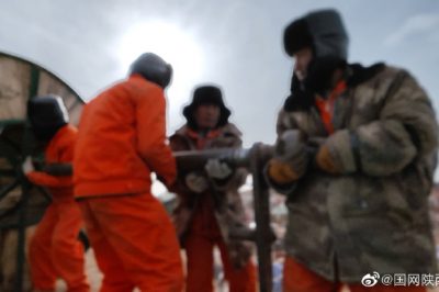 750千伏送出工程仍在嚴(yán)寒中進行跨越架線施工作業(yè) 750千伏送出工程仍在嚴(yán)寒中進行跨越架線施工作業(yè)
